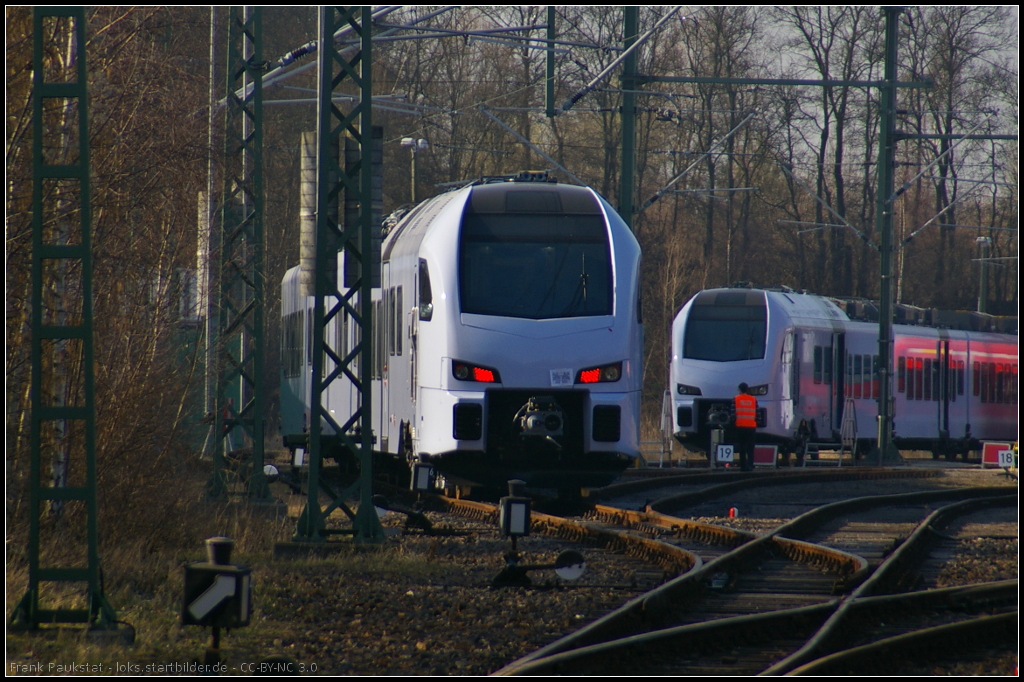 Blick auf die ersten Flirt 3 f�r DB Regio von Stadler. Das Bild wurde durch das Werkstor am 10.03.2014 gemacht. Hier befand sich die urspr�ngliche Triebwagenhalle der Berliner S-Bahn (geschlossen 1983)