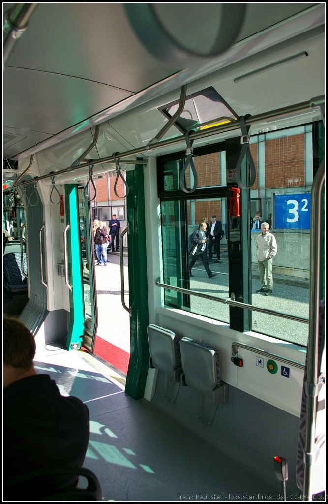 Blick auf den T�r- und Mehrzweckbereich mit Rollstuhlplat der Skoda ForCity Classic der Stadt Konya. Die Tram war auf der InnoTrans 2014 in Berlin ausgestellt