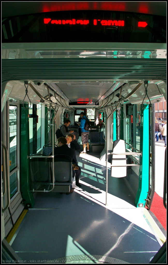 Blick auf den T�r- und Mehrzweckbereich mit Rollstuhlplat der Skoda ForCity Classic der Stadt Konya. Die Tram war auf der InnoTrans 2014 in Berlin ausgestellt