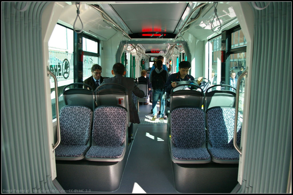 Blick durch den Verbindungsbalg auf die Sitzgruppen der Skoda ForCity Classic f�r Konya. Ausgestellt war die Tram auf der InnoTrans 2014 in Berlin