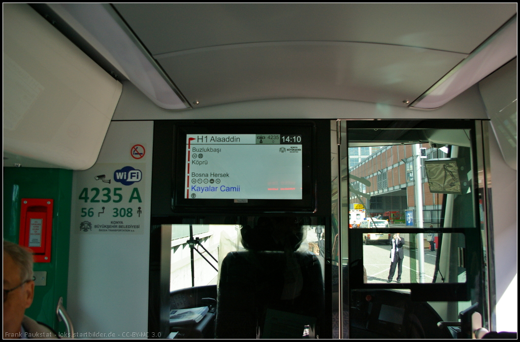 Blick Richtung Fahrerkabine und Fahrgastinformationssystem. Wie man links sieht, ist sogar WiFi in der Skoda ForCity Classic f�r Konya m�glich. Ausgestellt war die Tram auf der InnoTrans 2014 in Berlin