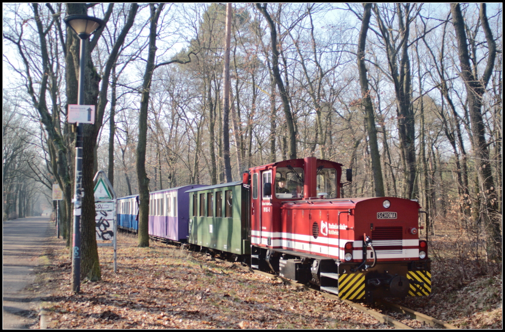 BPE 199 105-8 vom Typ Sch�ma (Gattung Bdh) mit einem Sonderzug kurz vor dem Hp Wuhlheide Parkeisenbahn, 13.02.2016