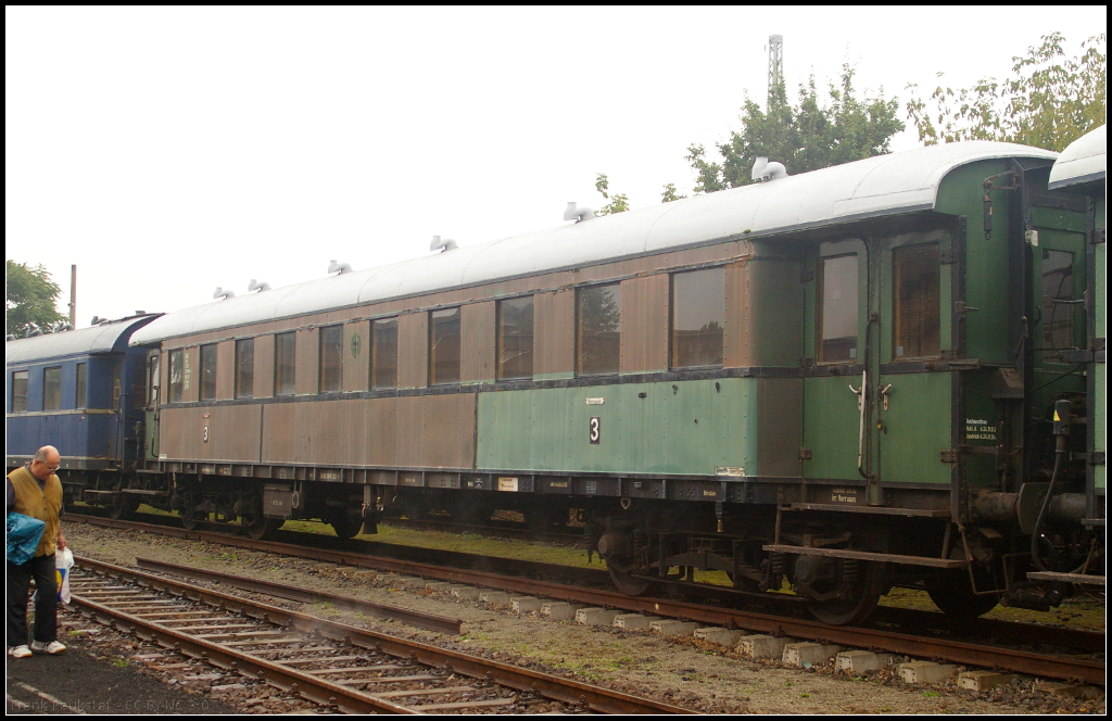 C4� Dresden 50 80 28-11 103-9 in Berlin-Sch�neweide, 20.09.2014
<br><br>
Beim 11. Berliner Eisenbahnfest stand dieser zweifarbige Reisezugwagen 3. Klasse des Traditionseilzug Zwickau auf dem Vereinsgel�nde