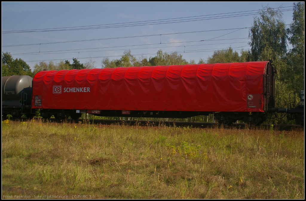 D-DB 31 80 3540 097-3 Rils 652.0 in einem gemischten G�terzug am 16.09.2014 durch die Berliner Wuhlheide. Bei dem Wagen handelt es sich um einen Drehgestellflachwagen mit vier Rads�tzen und verschiebbaren Planenverdeck