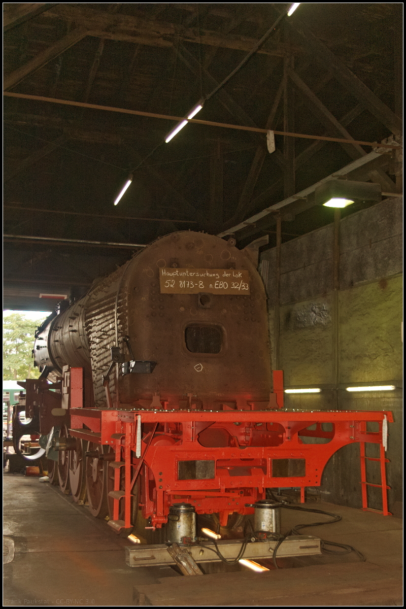 Dampflok ohne  Alles  sieht schon seltsam aus. Doch bei einer Hauptuntersuchung, so wie bei DR 52 8173, muss die Lok (fast) zerlegt werden. Beim 15. Berliner Eisenbahnfest am 15.09.2018 konnte man im Lokschuppen im Betriebsbahnhof Sch�neweide einen Blick auf den Stand der HU werfen.