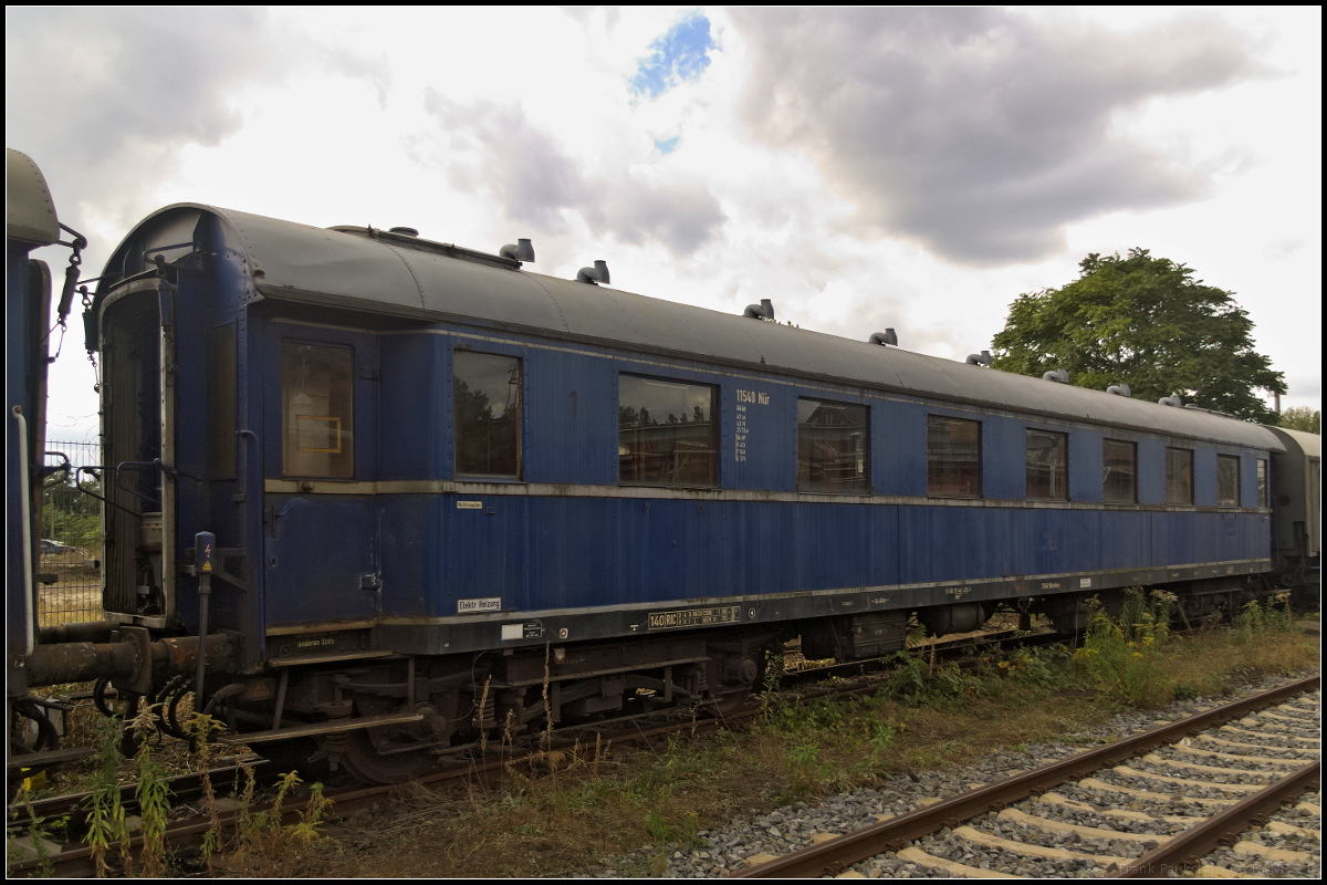 DB 11 540 N�r A4�e, ein Schnellzugwagen 1. Klasse, sieht man inzwischen seine Jahre an. Gebaut wurde er von Linke-Hofmann-Busch in Breslau ca 1930. Zu sehen war der Wagen mit weiteren Personenwagen am 15.09.2018 beim 15. Berliner Eisenbahnfest im Betriebsbahnhof Berlin-Sch�neweide (D-DLFB 51 80 17-40 005-3 A�e 040).
