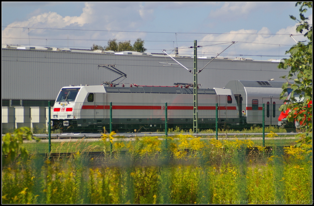 DB 146 566-5 mit einem IC-Dosto am 13.08.2014 auf dem Bombardier-Gelände in Hennigsdorf b. Berlin (NVR-Nummer 91 80 6146 566-5 D-DB, durch Zaun fotografiert)