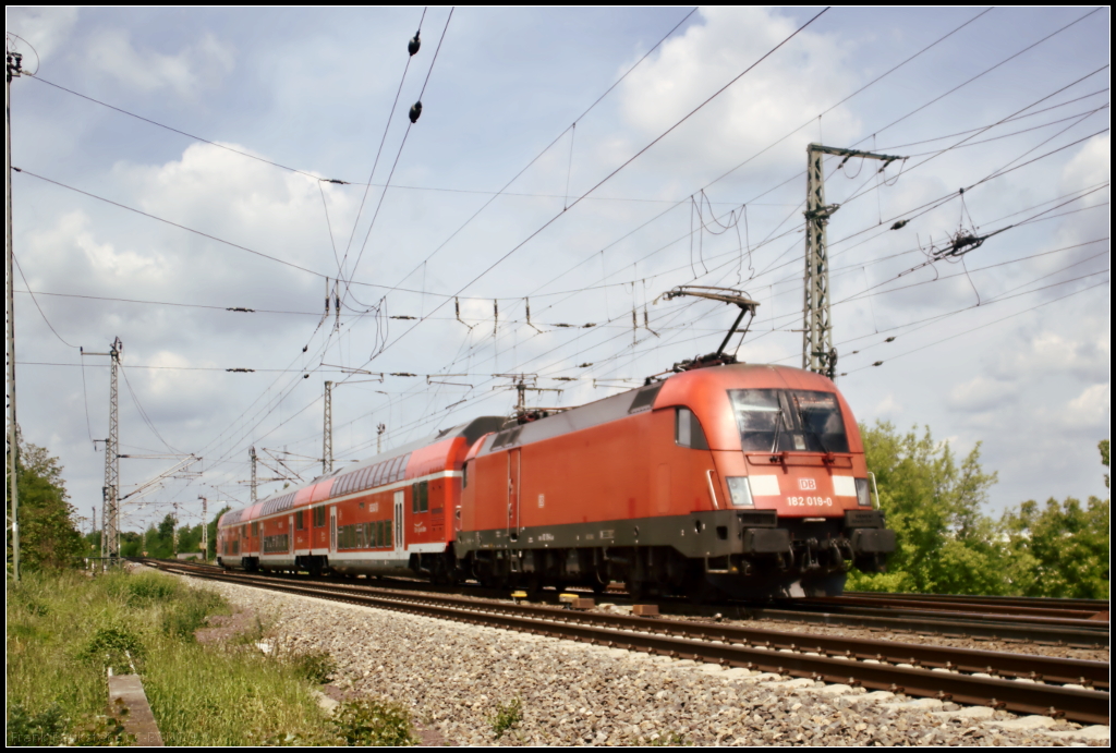 DB 182 019-0 der Elbe Saale Bahn mit einem Regio am 21.05.2016 am Abzweig Elbbr�cke Richtung Magdeburg unterwegs