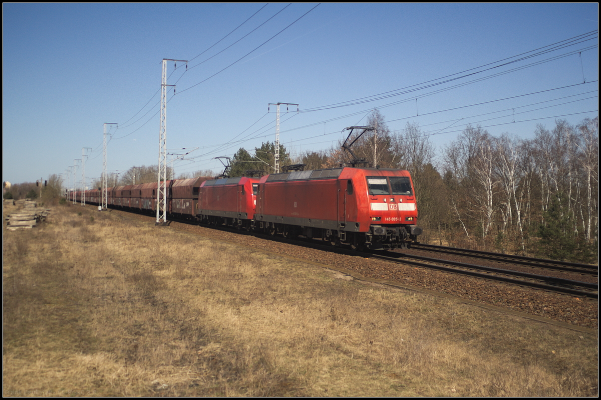 DB Cargo 145 035-2 und 145 074 zogen am 06.04.2018 den Kohlezug durch die Berliner Wuhlheide