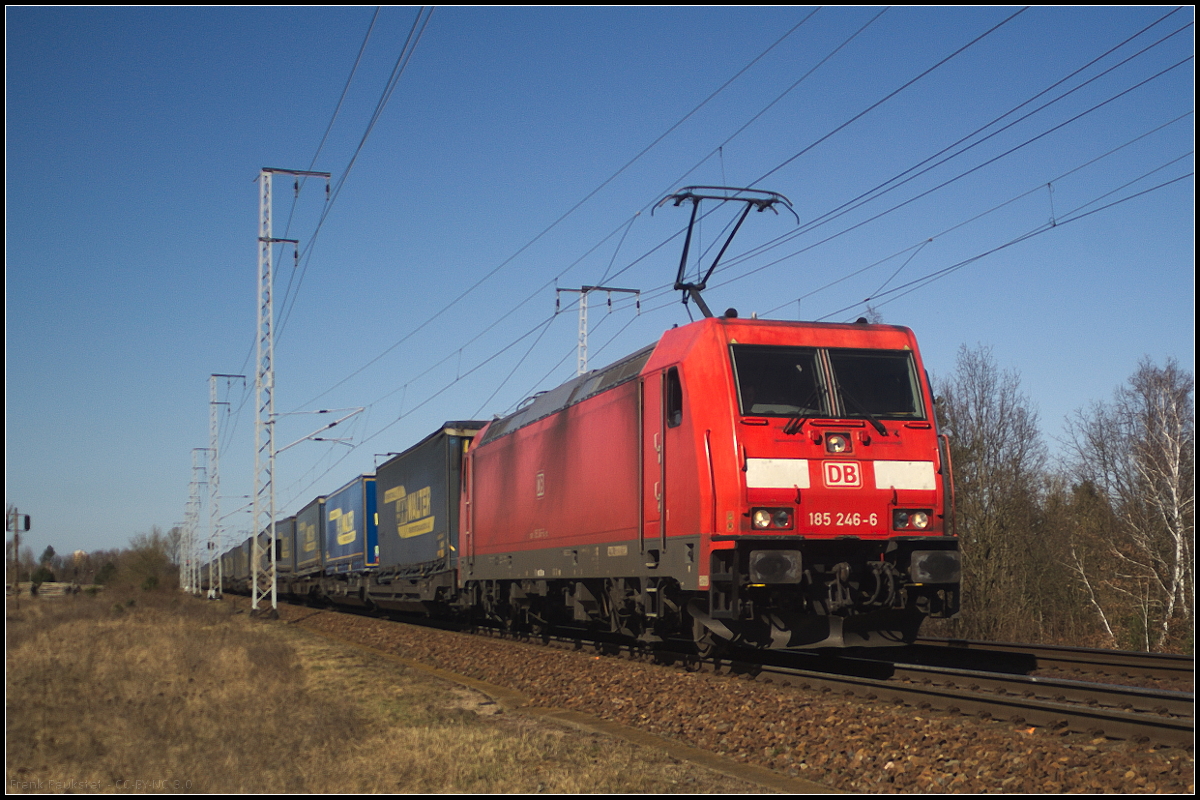 DB Cargo 185 246-6 fuhr mit dem  LKW Walter -KLV am 06.04.2018 durch die Berliner Wuhlheide