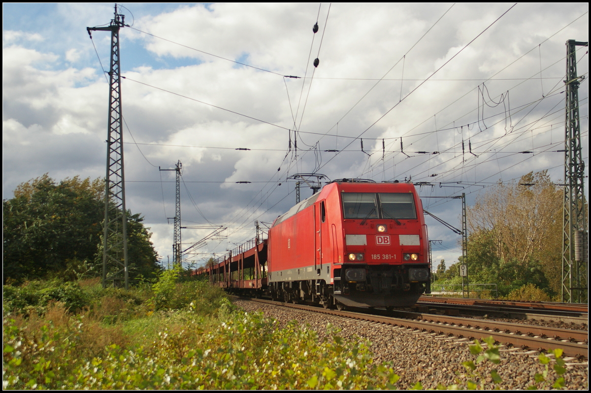 DB cargo 185 381-1 fuhr mit leeren Autotransportwagen am 09.09.2017 an dem bereits schon kräftig zugewachsenen Fotostandort an der Magdeburger Elbbrücke vorbei