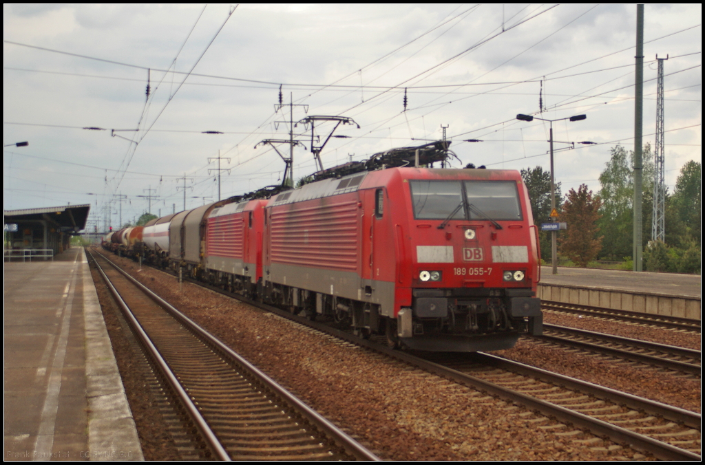 DB Cargo 189 055-7 fuhr mit 189 058 (Class 189-VM 50 Hz) und einem gemischten G�terzug am 14.05.2017 durch den Bahnhof (Berlin) Sch�nefeld Flughafen