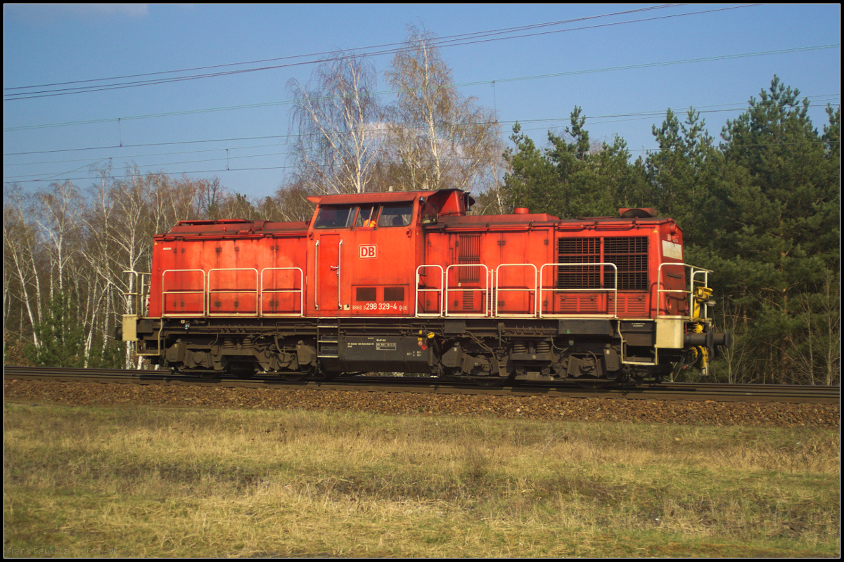 DB Cargo 298 329-4 fuhr als Tfzf am 10.04.2018 zu ihrem Zug durch durch die Berliner Wuhlheide.