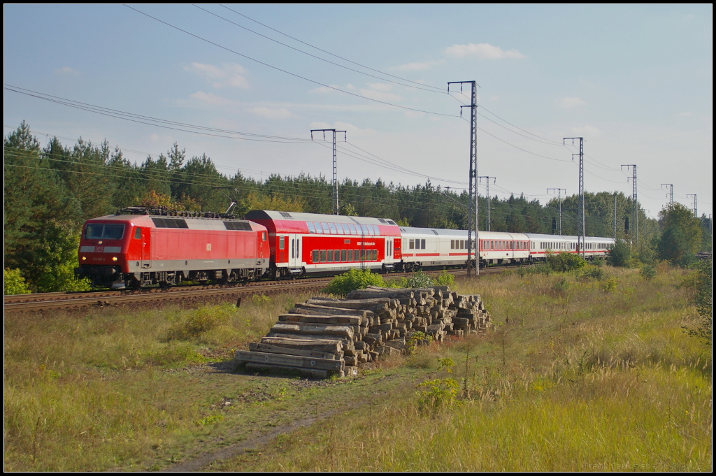 DB Fernverkehr 120 106-0 in Berlin Wuhlheide, 18.09.2014. Mit dem Pbz kam u.a. auch ein Dosto der Südostbayernbahn
<br><br>
Update: ++ 08/2017 im Werk Dessau