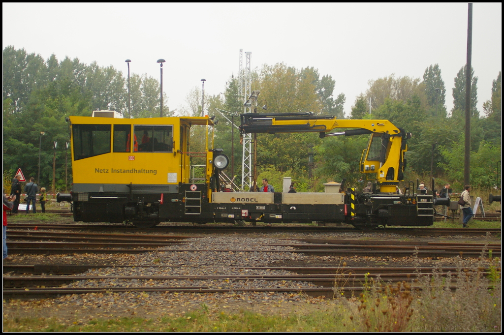 DB Netz BAMOWAG 54.22 in Berlin-Sch�neweide, 20.09.2014
<br><br>
Auch DB Netz war beim 11. Berliner Eisenbahnfest auf dem Vereinsgel�nde zu Gast. Das Gleisarbeitsfahrzeug hat ein Eigengewicht von 30 t, eine Nutzlast von 5 t und erreicht eine H�chstgeschwindigkeit (Hg) von 100 km/h  (Nummer 97 17 56 014 17-3).