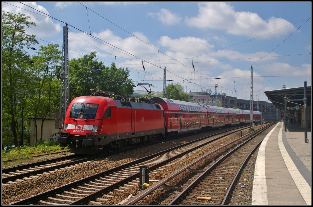 DB Regio 182 016-6 fuhr am 16.05.2017 mit einem Regionalexpress am S-Bahnhof Berlin-K�penick vorbei