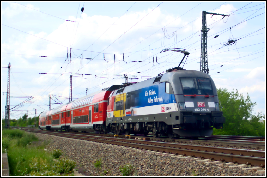 DB Regio 182 016 mit Werbung  VVO - Ein Ticket. Alles fahren  fuhr mit dem RE1 Magdeburg Hbf am 21.05.2016 am Abzweig MD-Eichenweiler vorbei