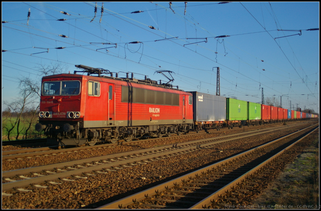 DB Schenker 155 154 mit einem Container-Zug am 30.12.2013 in Nuthetal-Saarmund
<br><br>
Update: 19.03.2015 in Opladen verschrottet