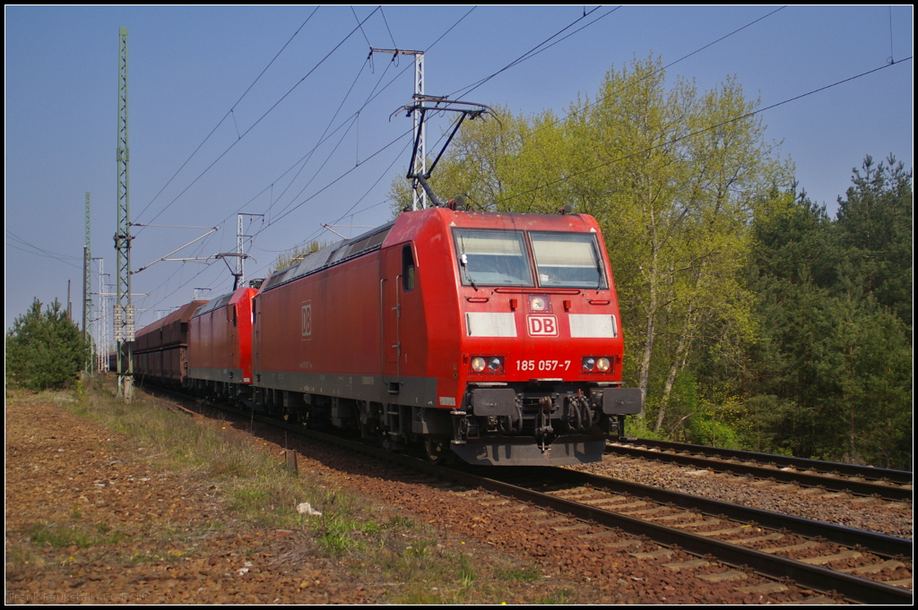 DB Schenker 185 057-7 mit 185 186 und Falns in Berlin Wuhlheide, 24.04.2015