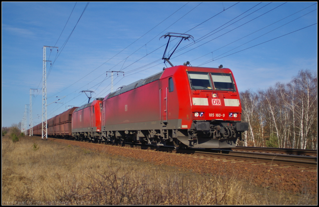 DB Schenker 185 160 und 185 015 mit Falns-Wagen am 08.03.2014 durch die Berliner Wuhlheide