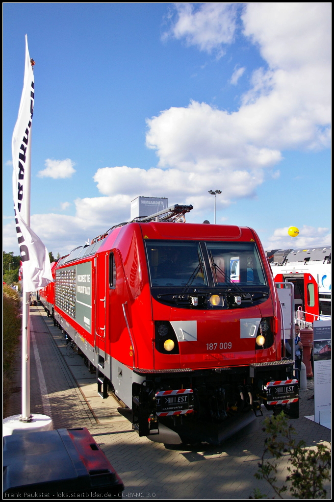 DB Schenker 187 009-6 vom Typ Bombardier TRAXX F160 AC3 LM ist eine Lok mit  Last Mile Rangiermodul . Das bedeutet die Lok kann mit einem 180 kW starken Dieselmotor ohne Oberleitung fahren. Ansonsten ist es eine Zweisystem-Lokomotive f�r 15 kV und 25 kV. Die Lok war auf dem Au�engel�nde ausgestellt (NVR-Number: 91 80 6187 009-6 D-DB).
<p>
Daten und Einsatz (Wikipedia, deutsch): http://de.wikipedia.org/wiki/Bombardier_Traxx#Baureihe_187
