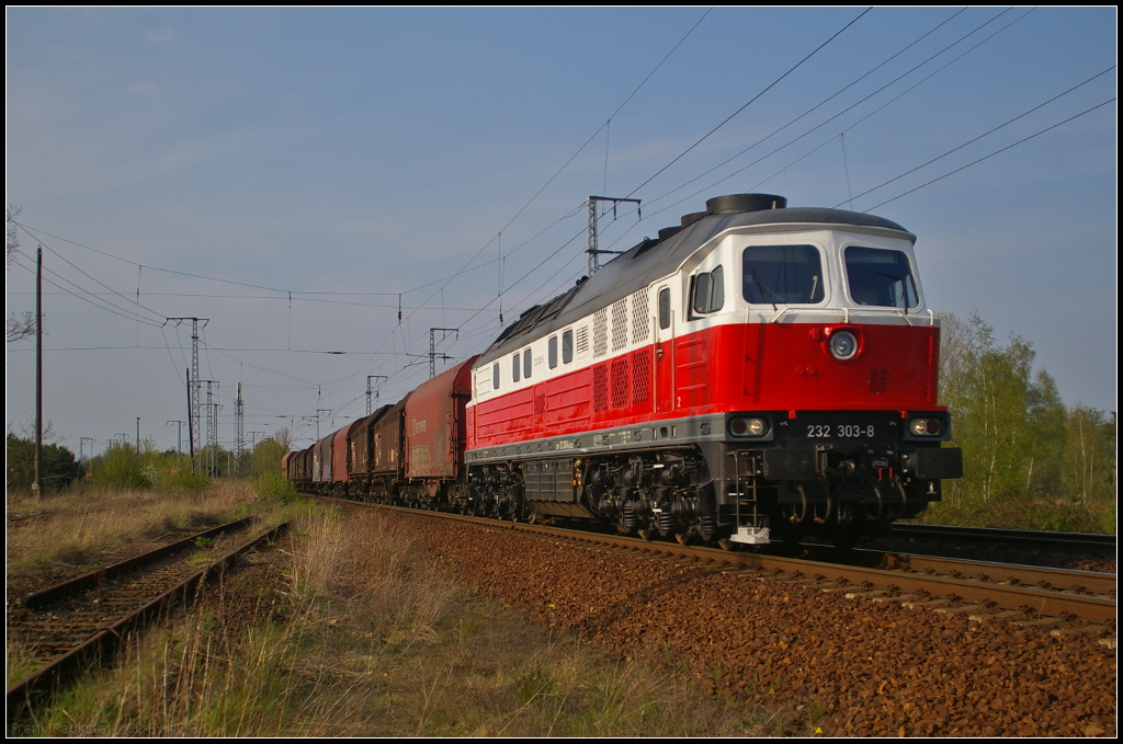 DB Schenker 232 303-8 mit Coils in Berlin Wuhlheide, 24.04.2015
<br><br>
Die Lok ist Eigentum von DB Schenker Rail Polska S.A. und wurde 2012 an die DB Schenker Rail Deutschland AG untervermietet (NVR-Nummer 92 80 1232 303-8 D-DB SPL)