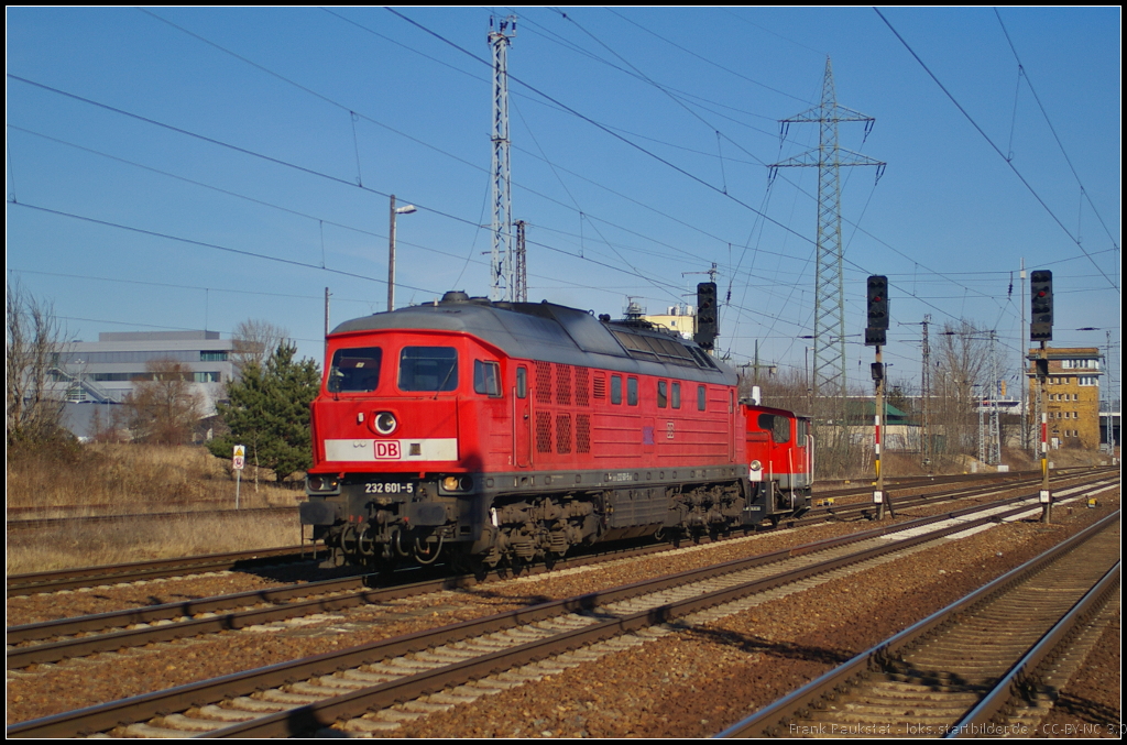 DB Schenker 232 601 mit 335 006 (DB Schenker Rail Duisburg) als ungleiches Paar am 24.02.2014 durch Berlin Sch�nefeld Flughafen nach Seddin