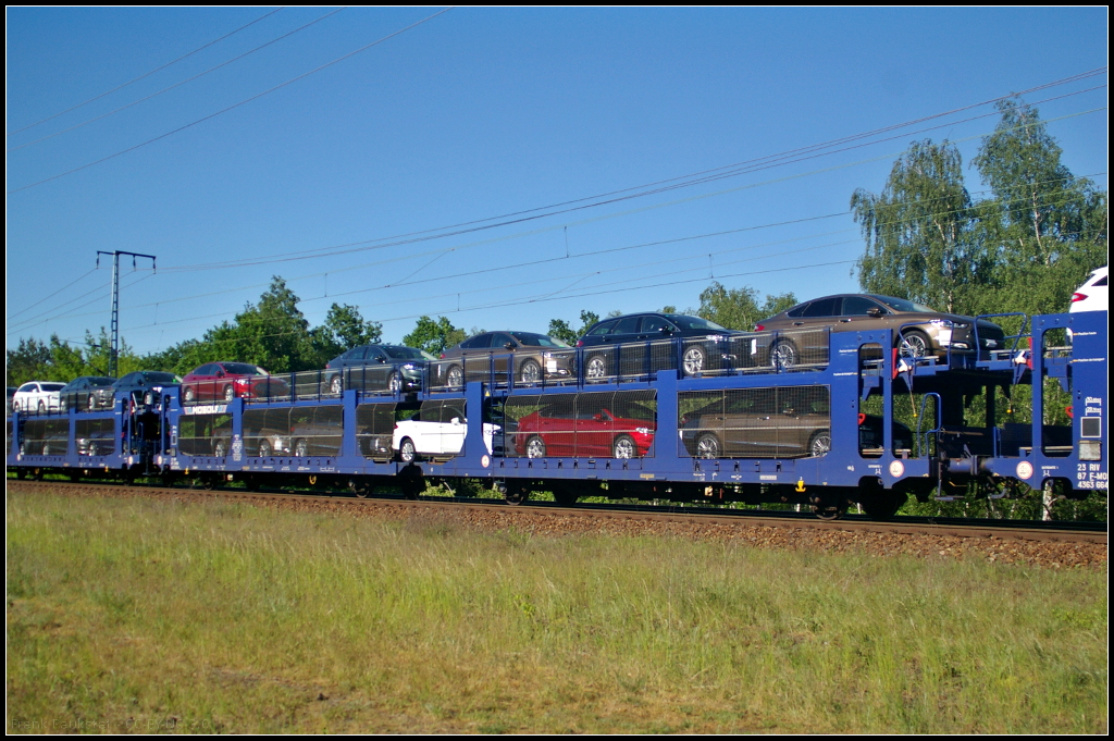 Der Autotransportwagen der Gattung Laaers der Fa. Horst Mosolf GmbH & Co. KG war in einem Zug mit weiteren Wagen der Gattung eingereiht, der am 27.05.2017 durch die Berliner Wuhlheide fuhr (F-MOS 23 87 4363 654-6 Laaers)