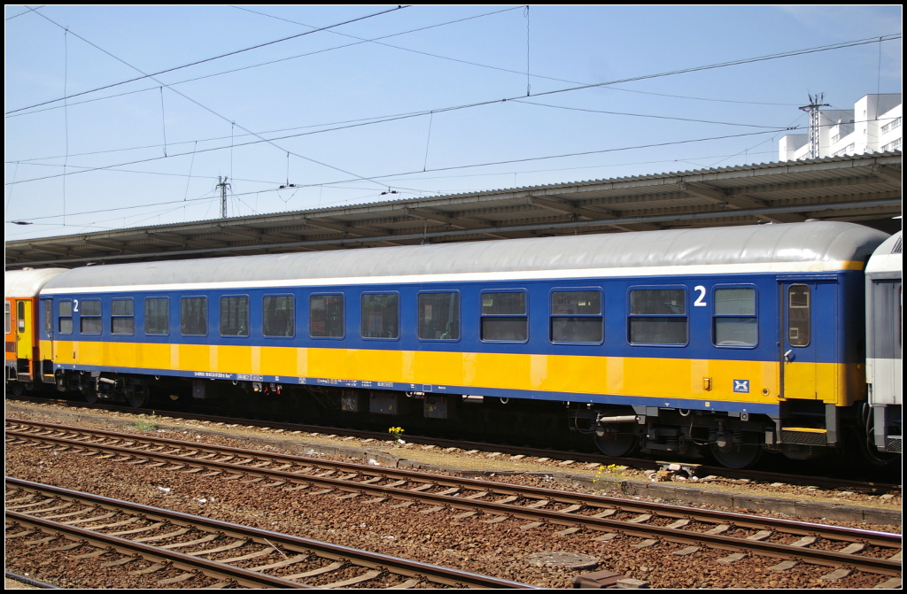 Der Bimz 264.1 ist ein 2. Klasse Fernverkehrswagen, welcher am 11.05.2017 in dem LOC 1819 nach Stuttgart eingereiht war (D-HEROS 51 80 22-91 200-1 Bimz 264.1)