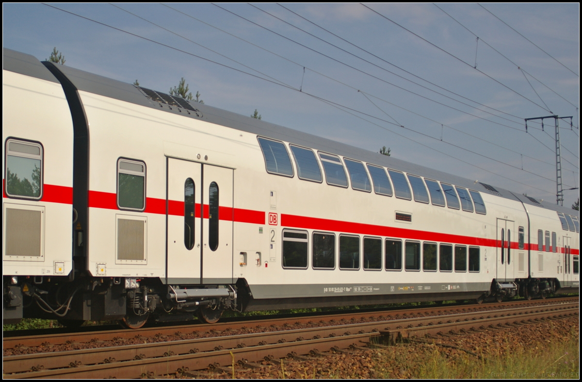 Der Doppelstock-Personenwagen der Gattung DBpza 682.2 ist ein Sitzwagen 2. Klasse und wird in den IC2-Z�gen der DB Fernverkehr AG eingesetzt. Mit weiteren Wagen konnte er am 09.07.2017 bei der Durchfahrt der Berliner Wuhlheide fotografiert werden (D-DB 50 80 26-81 433-7 DBpza 682.2)