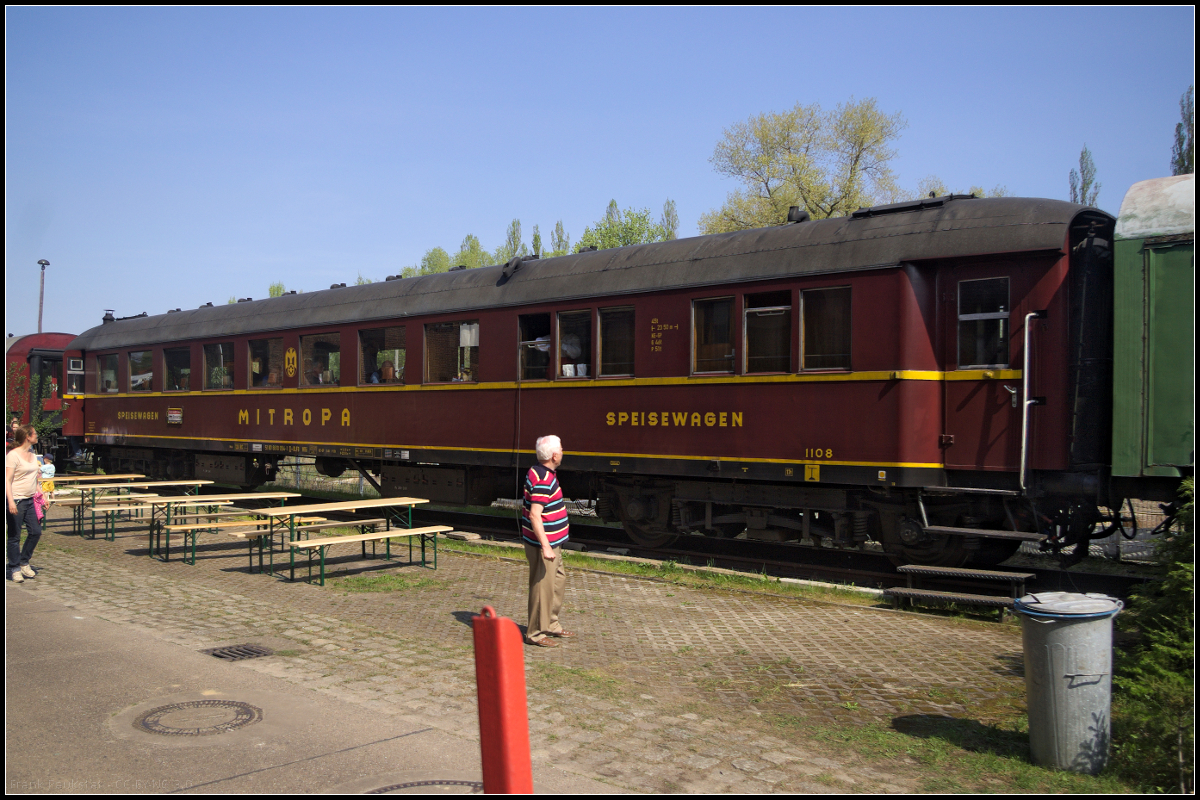 Der ehemalige MITROPA-Speisewagen wird von den Dampflokfreunden Berlin w�hrend Veranstaltungen immer noch als solcher eingesetzt. Beim Fr�hjahrsfest am 21.04.2018 im Bw Sch�neweide diente er als Lokal (NVR-Nummer 51 80 8810 054-1 D-DLFB WR�).