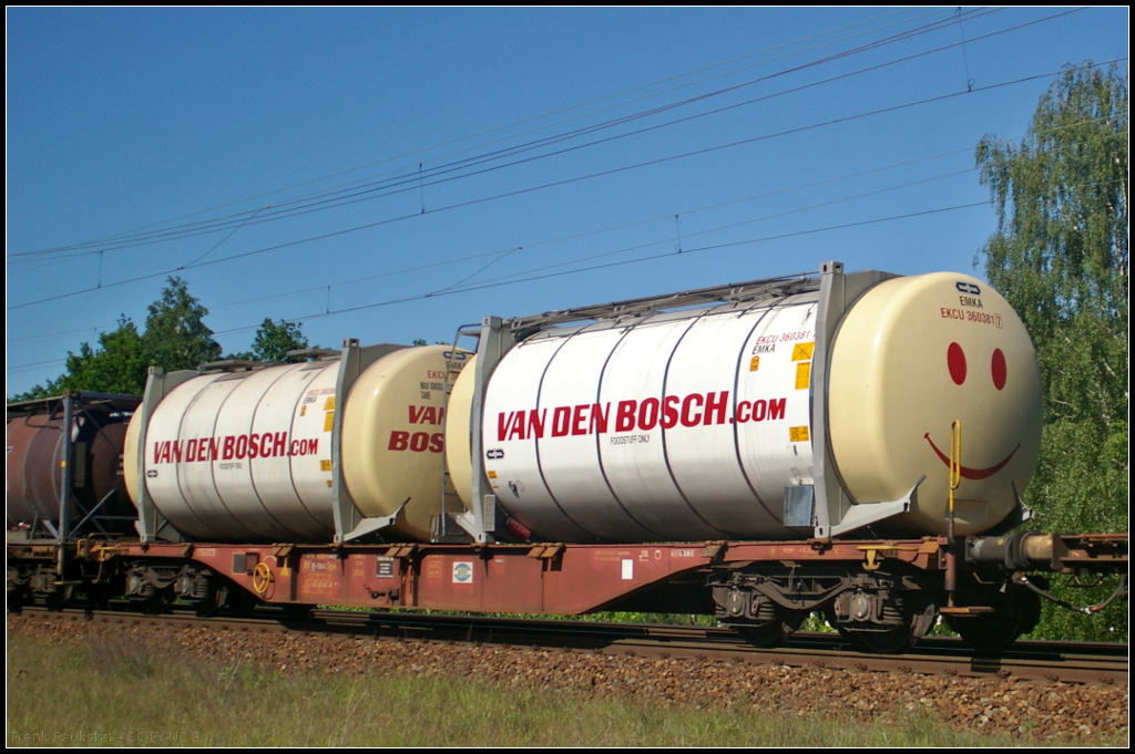 Der in Rumänien registrierte Flachwagen in Sonderbauart der Gattung Sgns hatte Kessel von der Fa. Van Den Bosch geladen, als er mit anderen Containern am 27.05.2017 durch die Berliner Wuhlheide fuhr (RO-TOUAX 33 53 4557 046-9 Sgns)