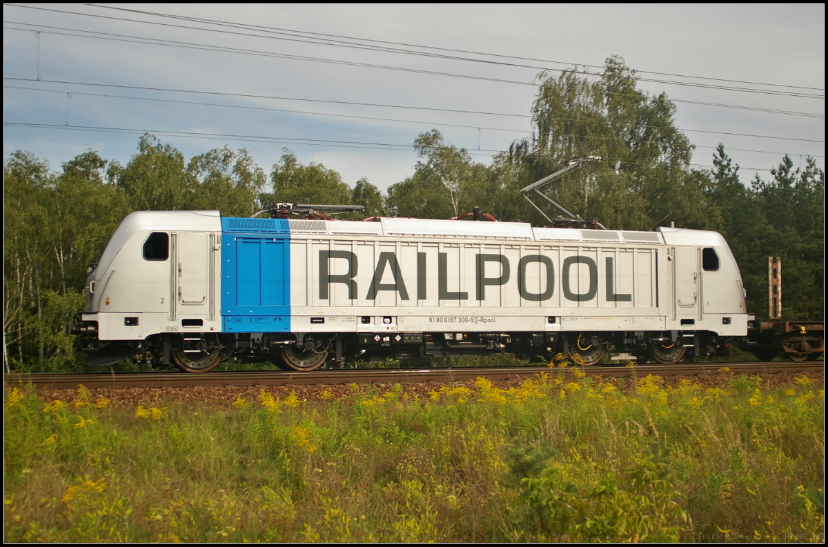 Die bei der Erfurter Bahnservice Gesellschaft (EBS) eingesetzte 187 300-9 zog einen leeren Holzzug am 30.08.2017 durch die Berliner Wuhlheide