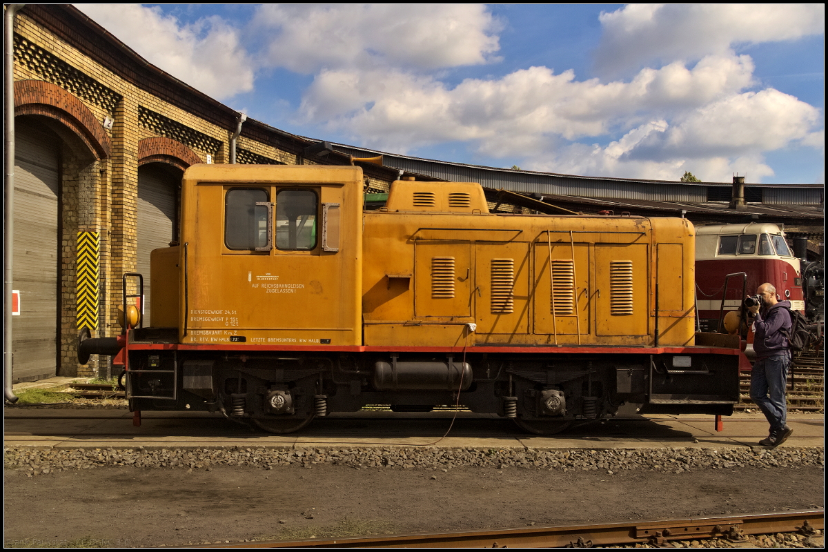 Die hemalige Rangierlok beim VEB Getreidewirtschaft Halberstadt stammt aus der Maschinenfabrik Kaluga und stand w�hrend des 15. Berliner Eisenbahnfest am 15.09.2018 vor dem Lokschuppen des ehemaligen Betriebsbahnhof Sch�neweide. Ein Sonnenstrahl wurde genutzt um die seltene Lok abzulichten.