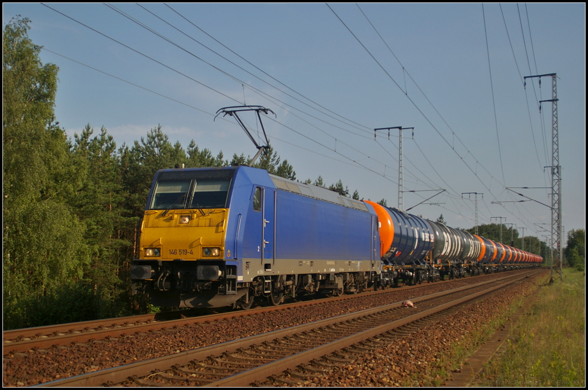 Die von HSL Logistik eingesetzte 146 519-4 fuhr mit Kesselwagen von Wascosa am 09.07.2017 durch die Berliner Wuhlheide (NVR-Nummer 91 80 6146 519-4 D-MERL)
