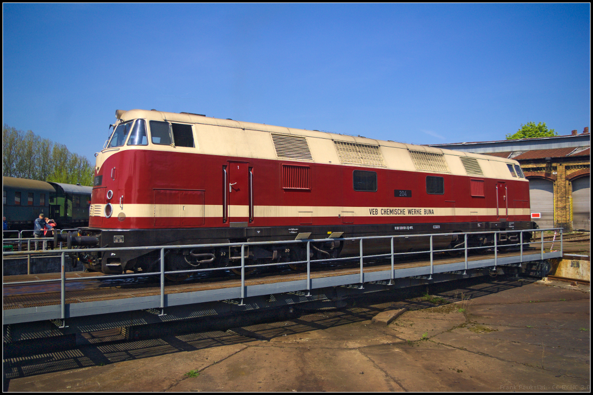 Die V 180 CC war ab 1968 tats�chlich bei den VEB Chemische Werke Buna in Merseburg-Schkopau als Lok  204  im Einsatz. Seit Dezember 2010 ist sie bei Wedler & Franz GbR Lokomotivdienstleistungen und war zu Gast beim Fr�hjahrsfest der Berliner Eisenbahnfreunde e.V. am 21.04.2018 auf dem Vereinsgel�nde in Berlin-Sch�neweide (92 80 1 228 501-3 D-WFL).