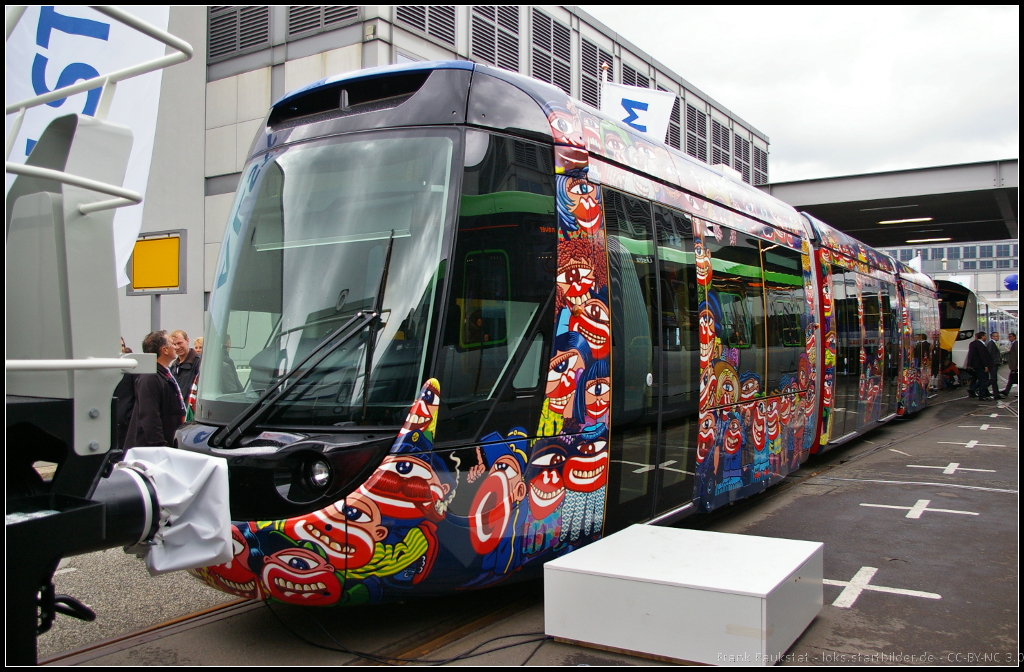 Diese bunte Tram verkehrt seit August 2014 in Pays d'Aubagne auf einer 2,7 km langen Strecke. Dabei werden insgesamt sieben Stationen angefahren. Das Design der Tram stammt von dem K�nstler Herv� Di Rosa und den Schulkindern der Agglomeration entworfen. Bei der Tram handelt es sich um eine Alstom Citadis Compact mit 22m L�nge.