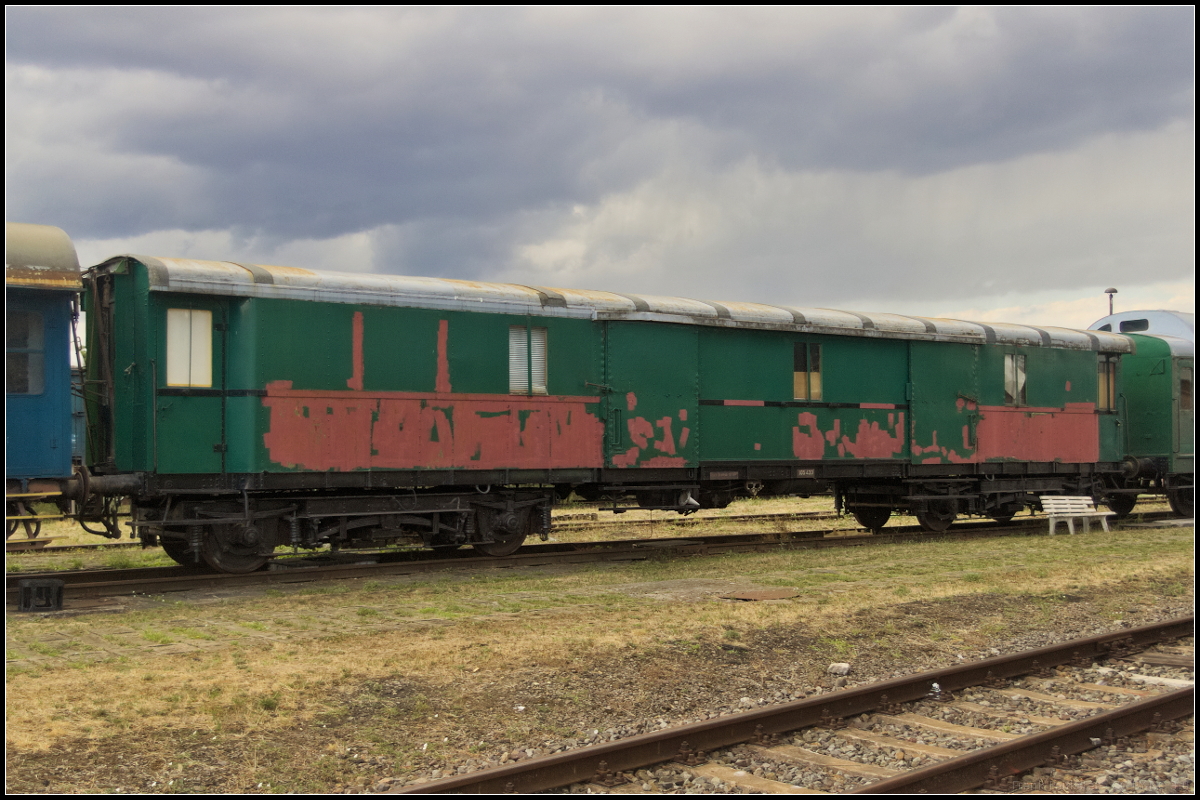 Dieser ehemalige Gep�ckwagen der Gattung Pw4�e stand w�hrend des Brandenburg-Tag am 25.08.2015 auf dem Gel�nde des Historischen Lokschuppen Wittenberge, der an dem Tag ge�ffnet hatte. Der Umbau zur Gattung D�e erfolgte im Jahr 1966 und erhielt dann die Nummer 51 80 92-59 002-6 D�e 932. 