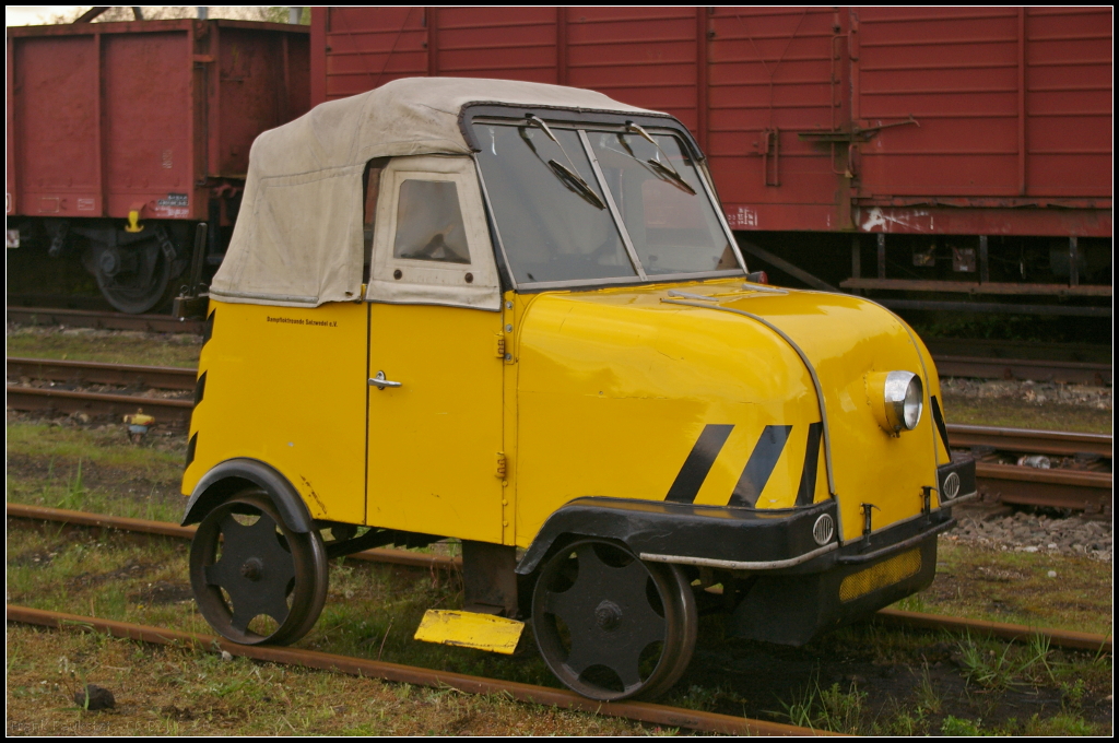 Dieser Kl auf Basis eines Trabant P50 war bei der Rbd Magdeburg, Bm Salzwedel, bis zur Ausmusterung im Einsatz. Die Dampflokfreunde Salzwedel e.V. hatten den  Scheinentrabbi  w�hrend der Veranstaltung  30 Jahre Traktionswechsel Wittenberge  am 06.05.2017 im Einsatz und machten Pendelfahrten. Einige technische Daten: Eigengewicht 635 kg, Tragf�higkeit 350 kg, Ladegwicht 250 kg (3 Personen), Vmax 15 bis 50 km/h (je nach Gef�lle), zum Aussetzen erforderlich 2 Personen.