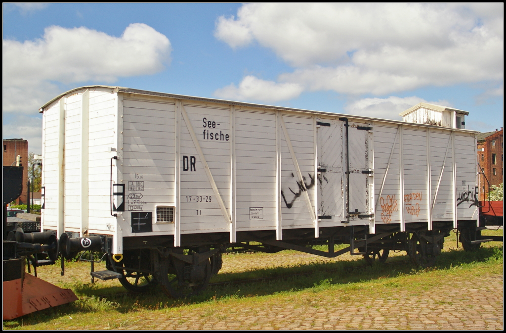 DR 17-33-29 Tf in Magdeburg Neustadt, 10.05.2015
<br><br>
Der sch�ne Eiswagen mit Bremserh�uschen zum Transport von Seefisch war leider verunstaltet. Der Wagen stand w�hrend des Familienfests der Magdeburger Eisenbahnfreunde auf einem Seitengleis am Handelshafen.