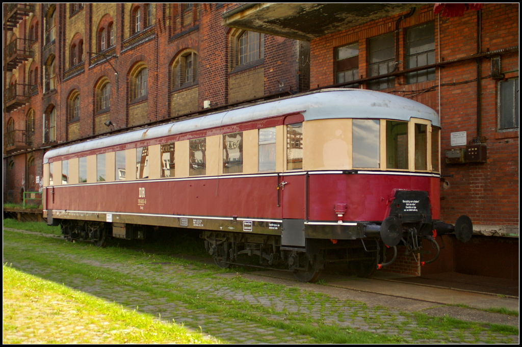 DR 195 603-6 / VS 145 014 Bwiq in Magdeburg Neustadt, 10.05.2015
<br><br>
Der Steuerwagen wurde 1934 bei WUMAG in Görlitz gebaut und an die DR ausgeliefert. Bis 1977 war der VS in Halberstadt stationiert. Die Ausmusterung erfolgte 1979. Das Fahrzeug befindet sich im Besitz der Magdeburger Eisenbahnfreunde und war auf dem Familienfest am Hafen zu sehen.