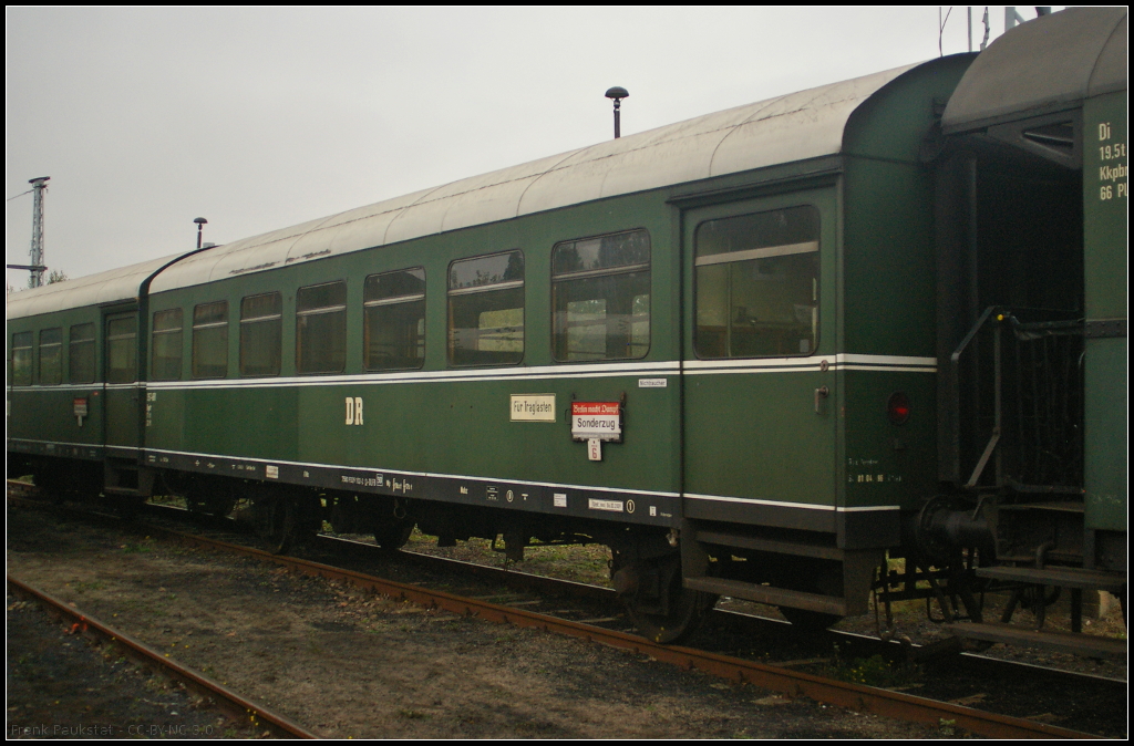 DR 357-661 Bgtre / 75 80 9329 102-2 D-DLFB in Berlin-Schöneweide, 20.09.2014
<br><br>
Der zweiachsige Personenwagen 2. Klasse mit Abteil für Traglasten des DB Museum, Traditionszug Berlin (DLFB), stand während des 11. Berliner Eisenbahnfest auf einem Seitengleis abgestellt (ex DR 50 50 24-15 215-7)