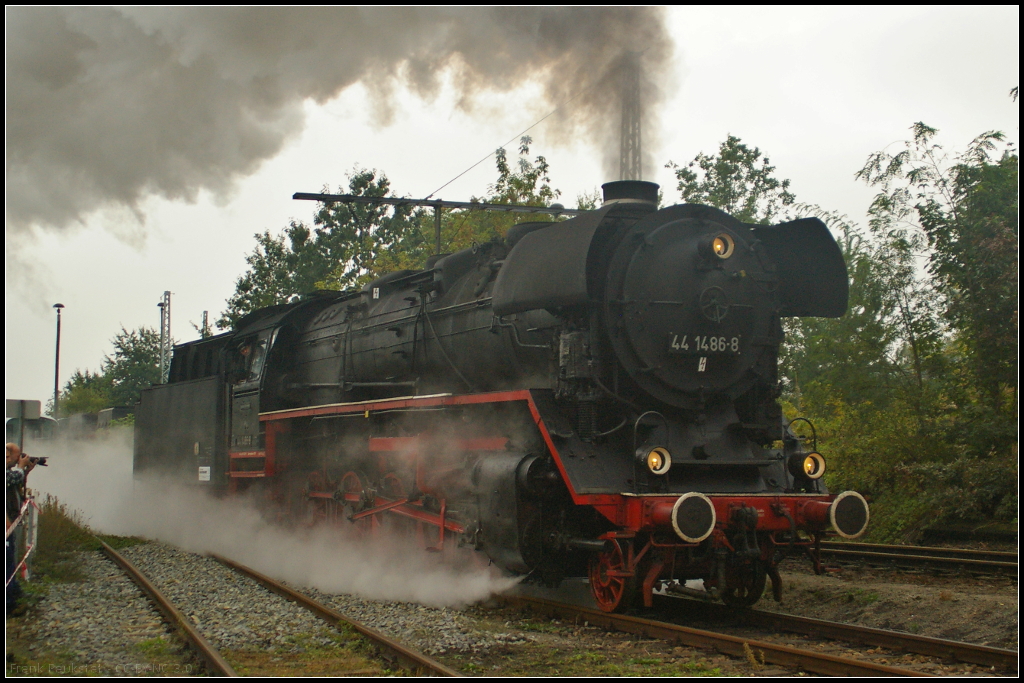 DR 44 1486-8 in Berlin-Sch�neweide, 20.09.2014
<br><br>
Bei dem 11. Berliner Eisenbahnfest stand 44 1486-8 f�r F�hrerstandmitfahrten bereit, was auch rege genutzt wurde. Die Lok wurde 1943 von Schneider gebaut und als '44 1486 �K' an die DR ausgeliefert. 1965 erfolgte die Umr�stung auf �lfeuerung und 1970 die Umzeichnung auf 44 0486-8. Eine weitere Umzeichnung erfolgte 1992 in 044 486-9. In G�sten erfolgte die Ausmusterung im Jahr 1994 und im selben Jahr ging die Lok zu den Eisenbahnfreunde Traditionsbetriebswerk Sta�furt e. V. (ETB).