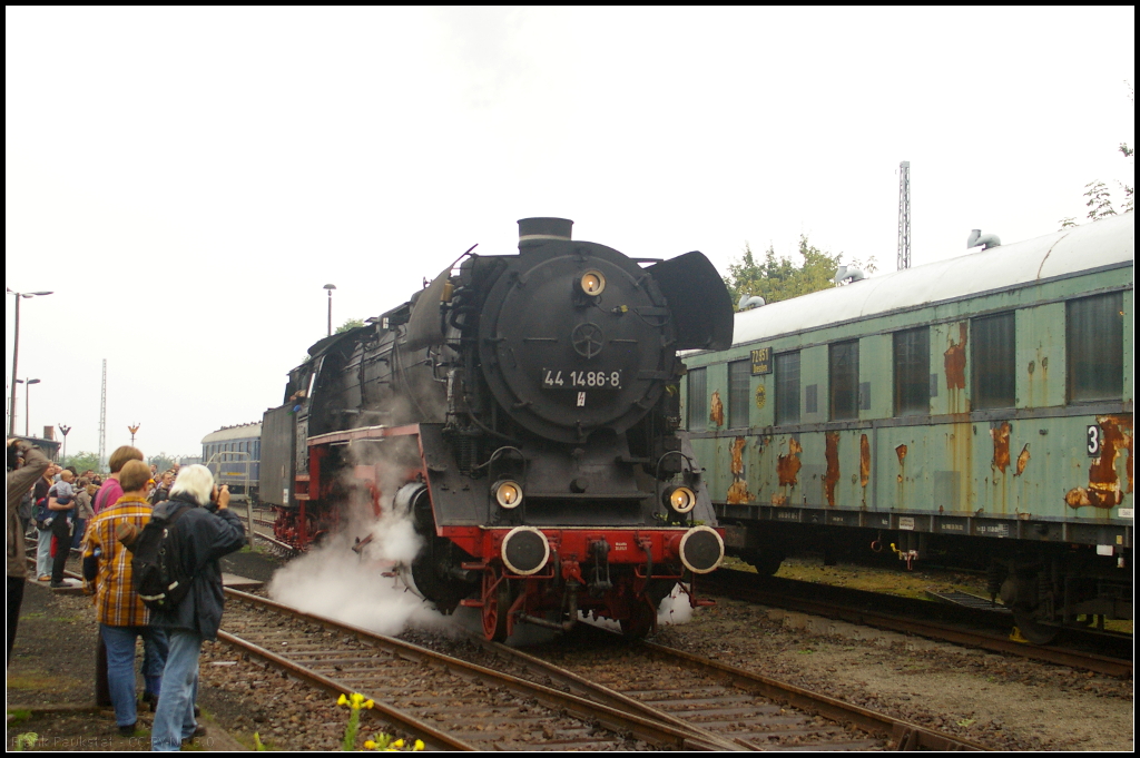 DR 44 1486-8 stand w�hrend des 11. Berliner Eisenbahnfest am 20.09.2014 in Berlin-Sch�neweide f�r F�hrerstandsmitfahrten bereit was auch gerne genutzt wurde.
<br><br>
Urspr�nglich vom Hersteller Schneide als 44 1486 �K an die DRB im Jahr 1943 ausgeliefert, erfolgte 1965 der Umbau auf �lfeuerung. 1970 wurde die Lok in 44 0486-9 umgezeichnet. Im Jahr 1982 erfolgte ein Umbau zur kohlegefeuerten Heizlok. 1982 Umzeichnung zu 44 1486-8, 1992 zu 044 486-9. Ausgemustert wurde die Lok 1994 in G�sten. Zu den Eisenbahnfreunde Traditionsbetriebswerk Sta�furt e. V. (ETB) kam sie dann im gleichen Jahr.