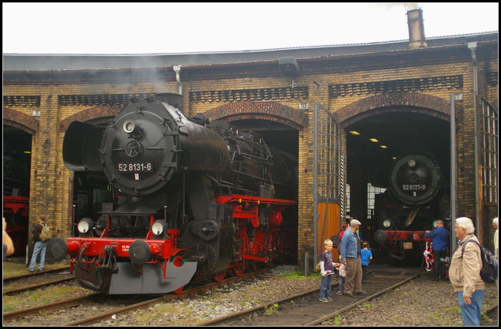 DR 52 8131-6 und DR 52 8177-9 in Berlin-Sch�neweide, 20.09.2014
<br><br>
W�hrend des 11. Berliner Eisenbahnfest waren die beiden Loks am Lokschuppen zu bestaunen.