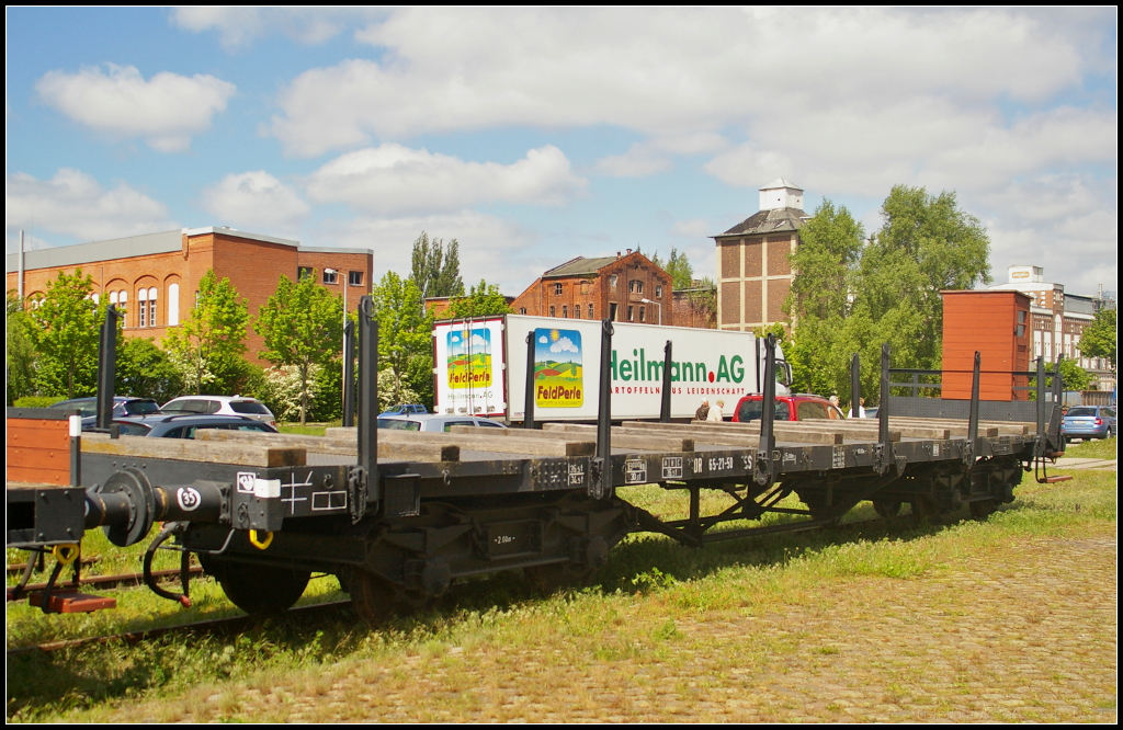 DR 65-21-50 SSa in Magdeburg Neustadt, 10.05.2015. Der Rungenwagen mit Bremserhaus stand während des Familienfest der Magdeburger Eisenbahnfreunde auf einem Seitengleis am Handelshafen.