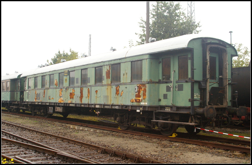DR 72 951 Dresden C4i30 / 50 80 28-11 101-3 C4uee in Berlin-Sch�neweide, 20.09.2014
<br><br>
Reisezugwagen der 3. Klasse des Zwickauer Traditionseilzug beim 11. Berliner Eisenbahnfest auf dem Vereinsgel�nde (ex 50 50 28-14 562-9).