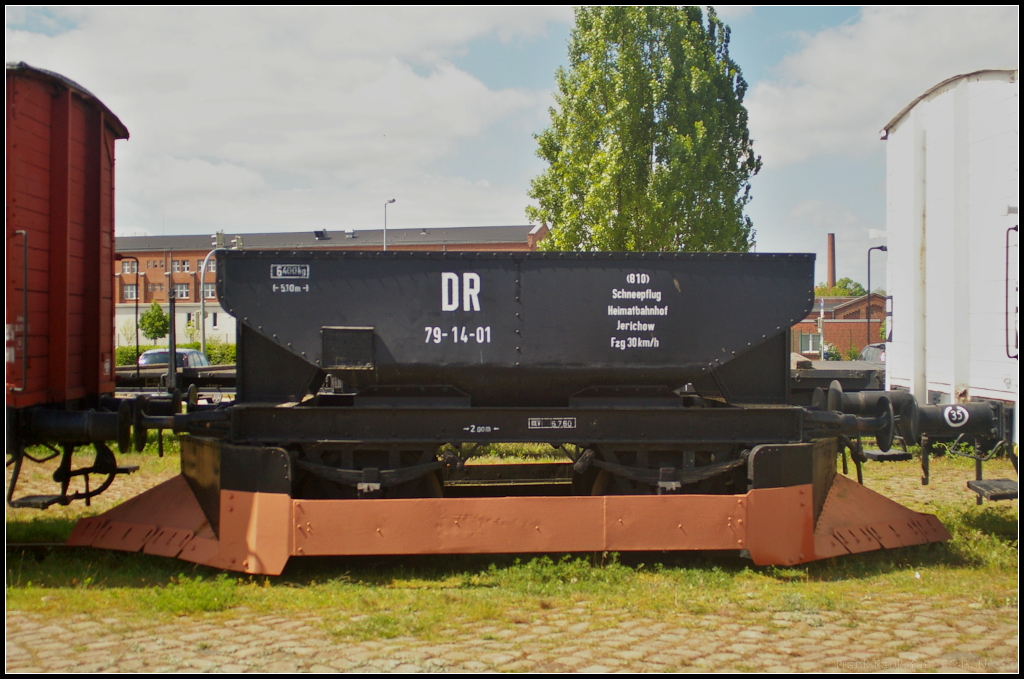 DR 79-14-01 Schneepflug in Magdeburg Neustadt, 10.05.2015
<br><br>
Gebaut wurde der Schneepflug f�r Nebenbahnen im Jahr 1885 im Raw Magdeburg-Salbke. Urspr�nglich wurde der Wagen als Erztransportwagen bei der Halberstadt-Blankenburger- Eisenbahn ( H.B.E. ) eingesetzt, bevor 1960 der Umbau erfolgte. Beheimatet war der Schneepflug in Jerichow. Der Wagen stand auf einem Seitengleis am Handelshafen und war w�hrend des Familienfest der Magdeburger Eisenbahnfreunde zu sehen (30 50 949 7311-5 SSP 74)