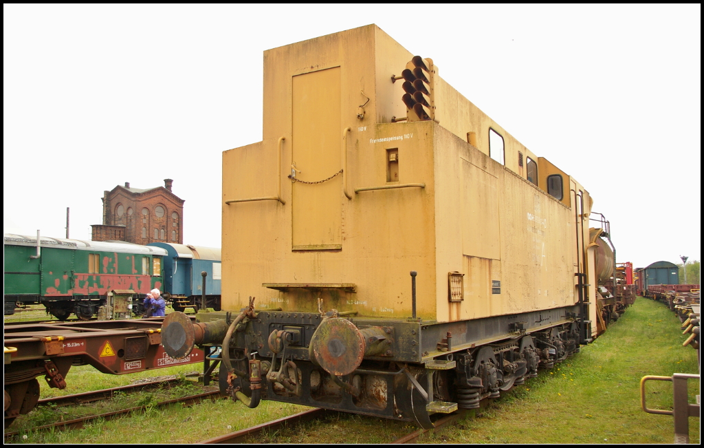 DR 80 50 979 8 201-3 Schneepflug Meiningen SPM 855 der Rbd Schwerin, Bm Wismar, ist ausgemustert und stand am 06.05.2017 auf einem Schrottgleis bei den Eisenbahnfreunden Wittenberge. Im Bild die R�ckansicht mit der Lichtzeichenanlage am Fahrzeug.