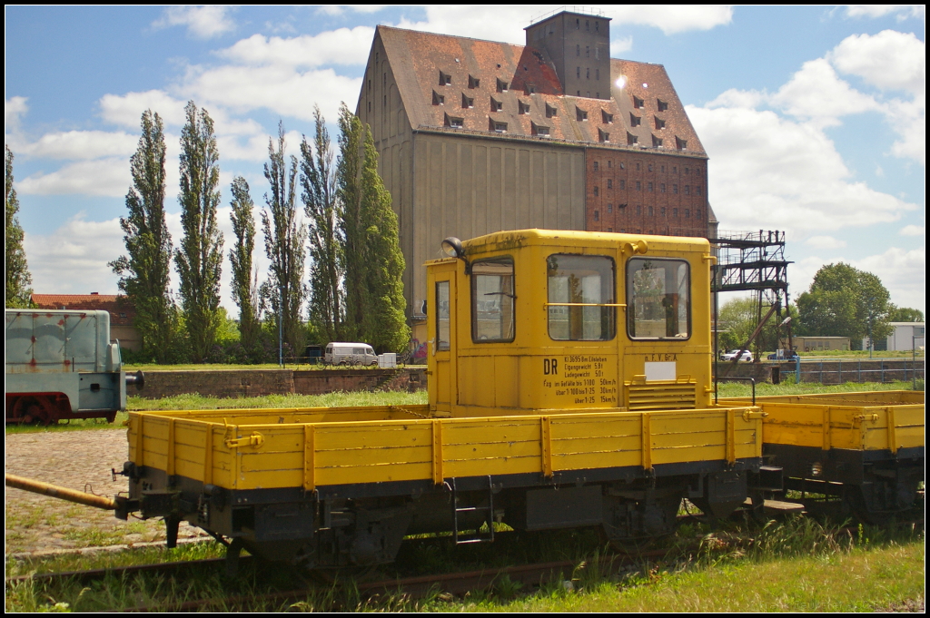 DR Kl 3695 in Magdeburg Neustadt, 10.05.2015
<br><br>
W�hrend des Familienfes der Eisenbahnfreunde Magdeburg stand dieser Bahndienstwagen auf einem Seitengleis am Hafengel�nde. Er hat ein Eigengewicht von 5.8 t und kann eine Ladung von 5.0 t bef�rdern.
